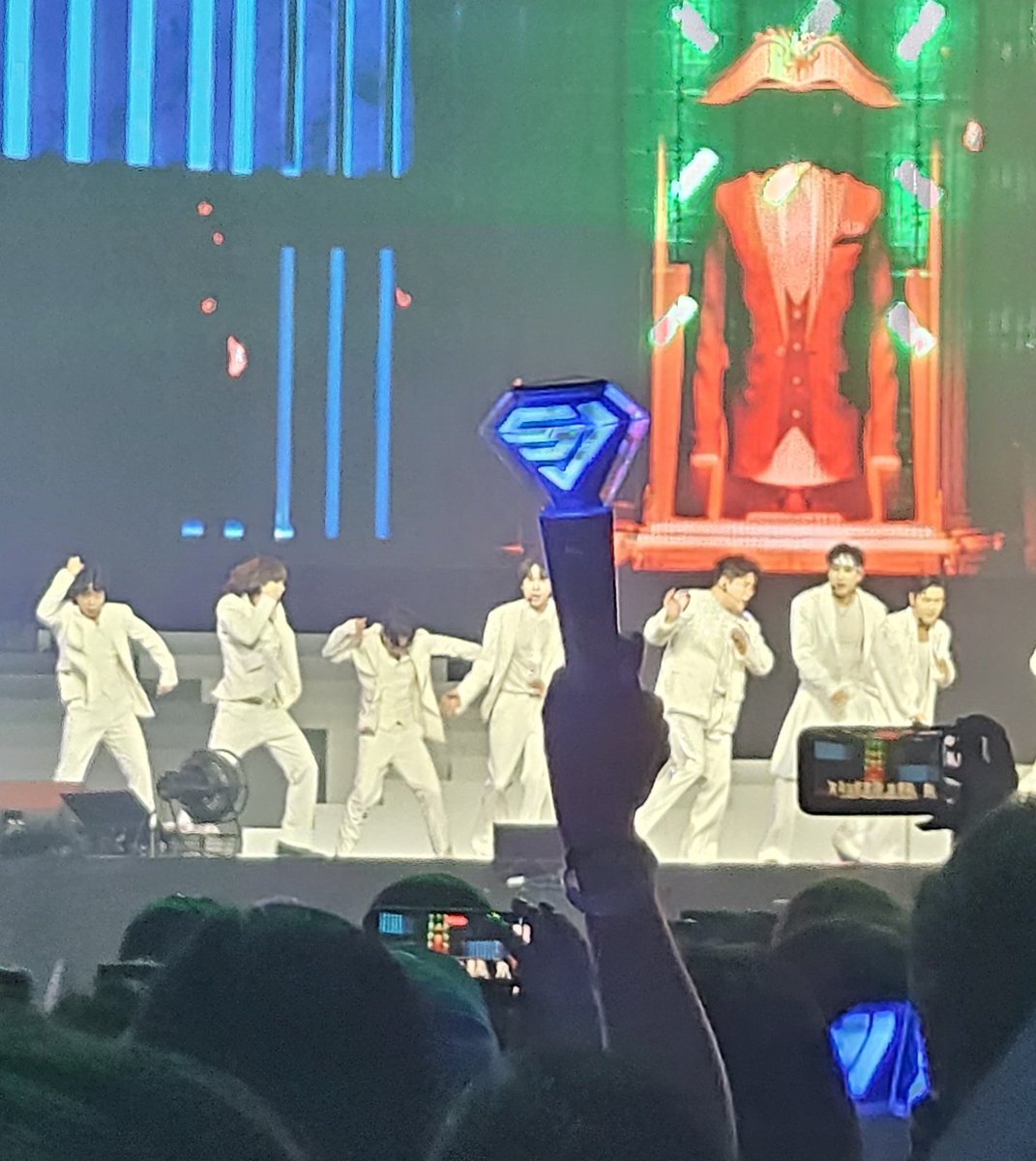 The concert didnt show the concert etiquette video. Sad. This person cant stop putting her hand up omg.