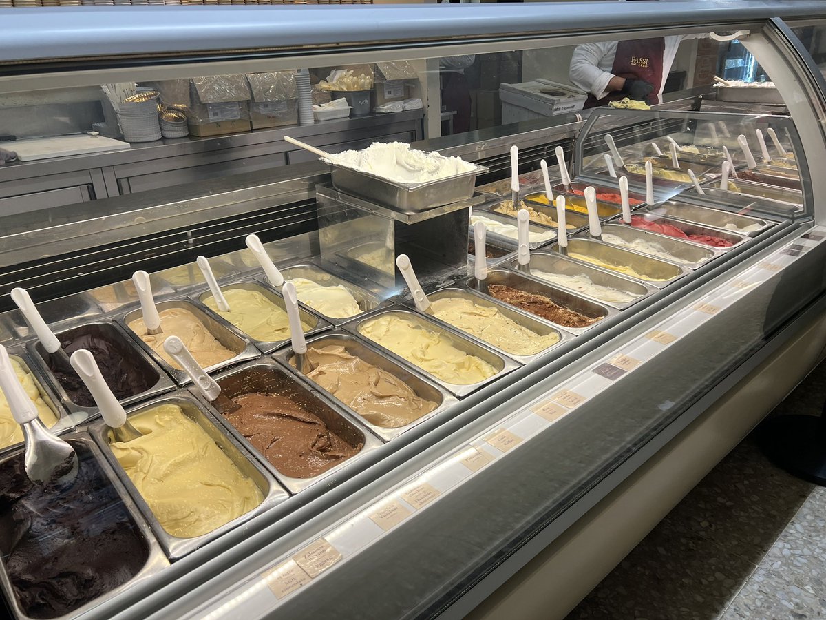 yunyeungcha's tweet image. イタリア旅行中一生ジェラート食べてたけど最後の最後で格別なのに出会ってしまった、3テイスト＋クリーム山盛りで2.7ユーロの幸せ……！ピスタチオもティラミスも香り高くて最高でした