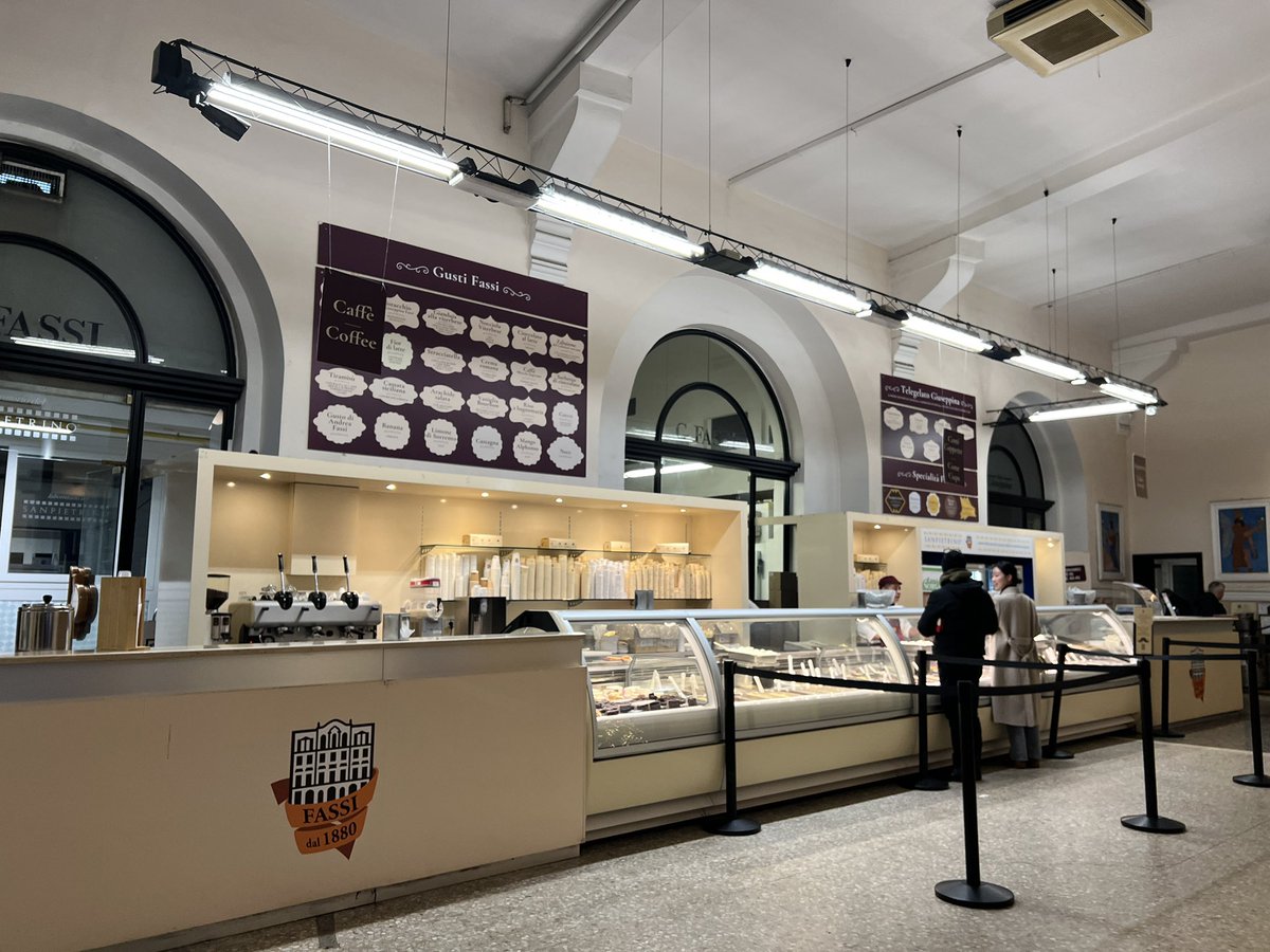 yunyeungcha's tweet image. イタリア旅行中一生ジェラート食べてたけど最後の最後で格別なのに出会ってしまった、3テイスト＋クリーム山盛りで2.7ユーロの幸せ……！ピスタチオもティラミスも香り高くて最高でした