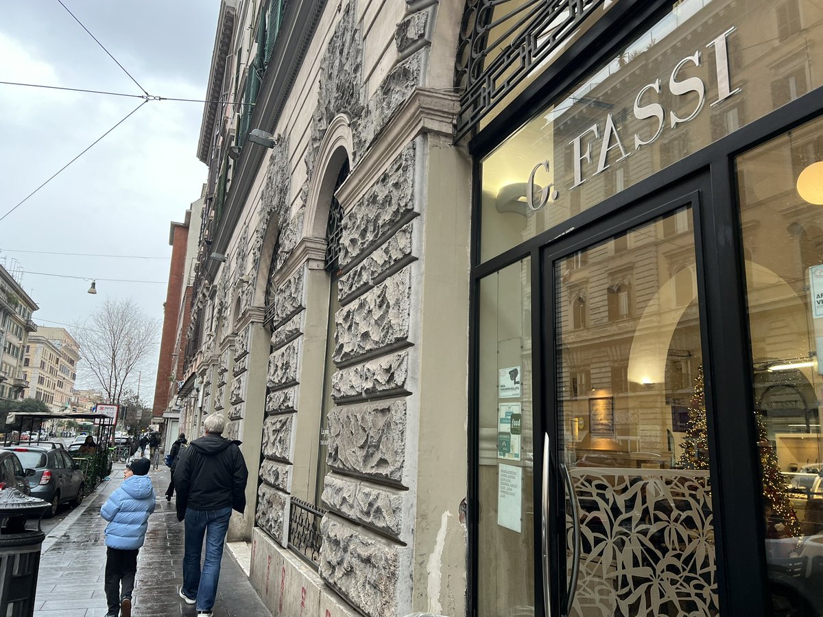 yunyeungcha's tweet image. イタリア旅行中一生ジェラート食べてたけど最後の最後で格別なのに出会ってしまった、3テイスト＋クリーム山盛りで2.7ユーロの幸せ……！ピスタチオもティラミスも香り高くて最高でした