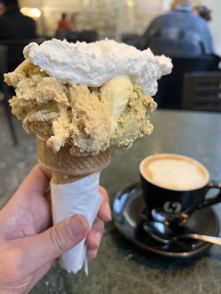 yunyeungcha's tweet image. イタリア旅行中一生ジェラート食べてたけど最後の最後で格別なのに出会ってしまった、3テイスト＋クリーム山盛りで2.7ユーロの幸せ……！ピスタチオもティラミスも香り高くて最高でした