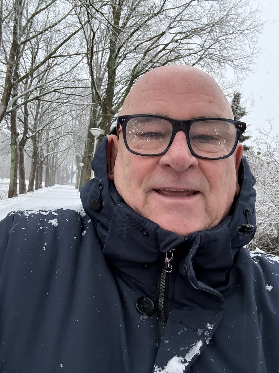 Mocht je het nog niet weten, het sneeuwt buiten. Heb ik voor jullie getest. Geen dank ❄️☃️🎿🌨️ #sneeuw