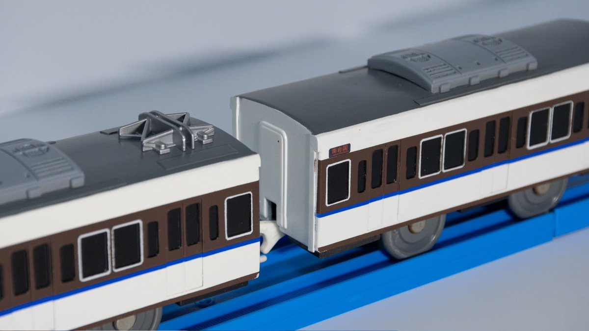AkijiExpress's tweet photo. 改造プラレール、115系広島更新色が完成しました！モデルは広ヒロ時代のL-01~11で、張り上げ屋根・窓枠交換・戸袋窓縮小・ベンチレーター撤去が行われたタイプです。
種車は京阪で、側面はプラ板、顔は165系のものを使いました。 https://t.co/iMr03k3EdT