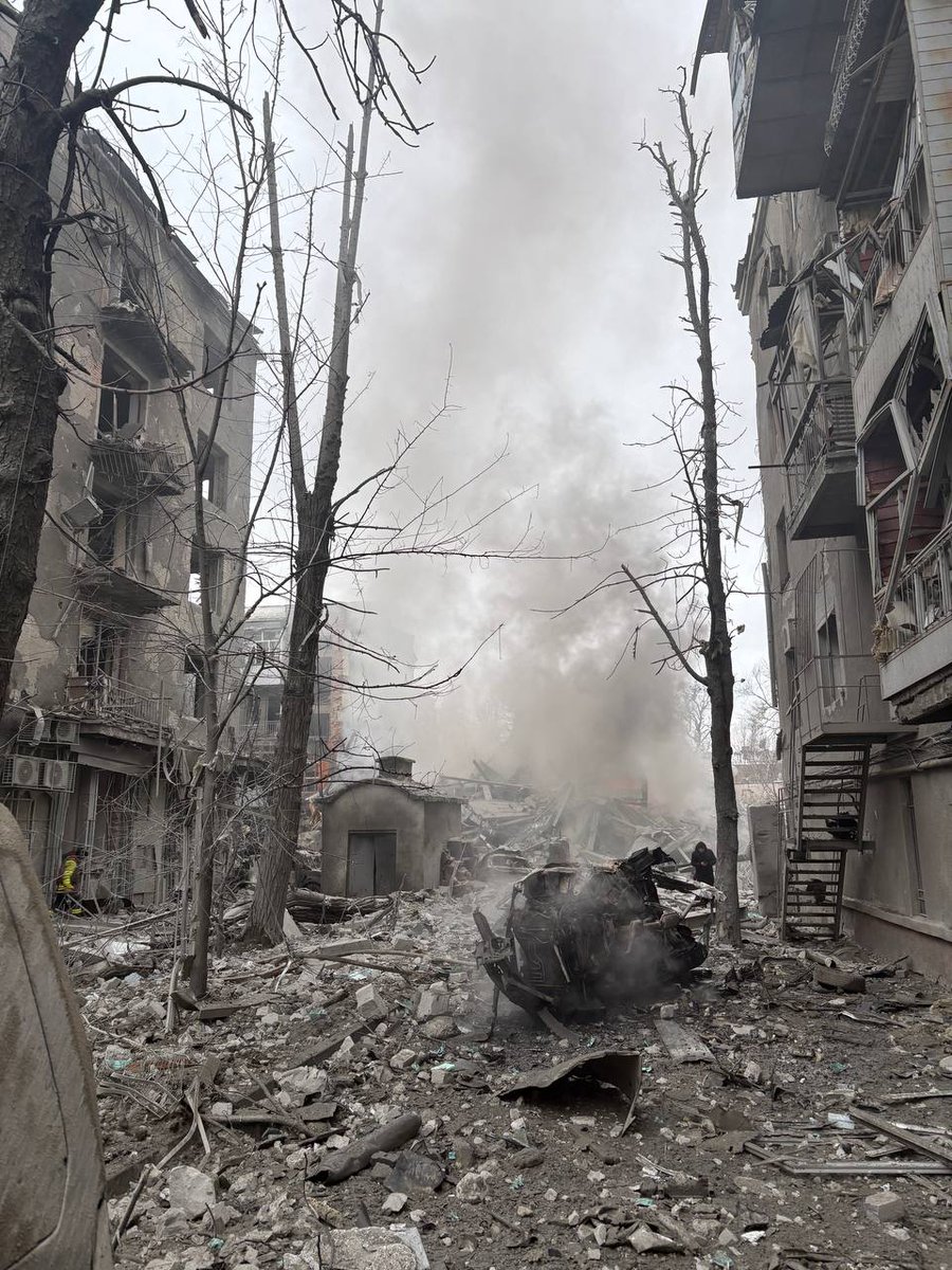 Российские военные нанесли ракетный удар по центру Харькова. Разрушен пятиэтажный дом, дома рядом получили повреждения. Известно о 30 раненых

zona.media/news/2026/01/0…
Фото: Медиазона