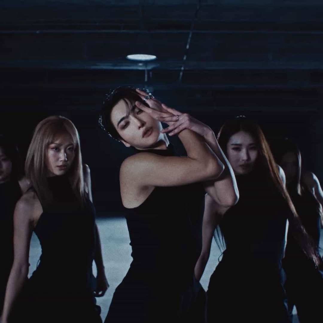 hualippy's tweet image. เอางี้นะ สัญญะใน MV เยอะมาก ป้าไม่ได้เรียนนิเทศมาแต่อ่านออกเลยนะ ที่นักเต้นเป็นผู้หญิงทั้งหมด และการที่เดินข้ามเส้นนี้คือ challenge gender norms อะ 100% นะ ตามที่ซองฮวาเมียผมพูดตลอดว่าชี genderless โคตรจะปึ้ง บึ้มบั้ม ระเบิดปิ้ ปลื้มปิติ