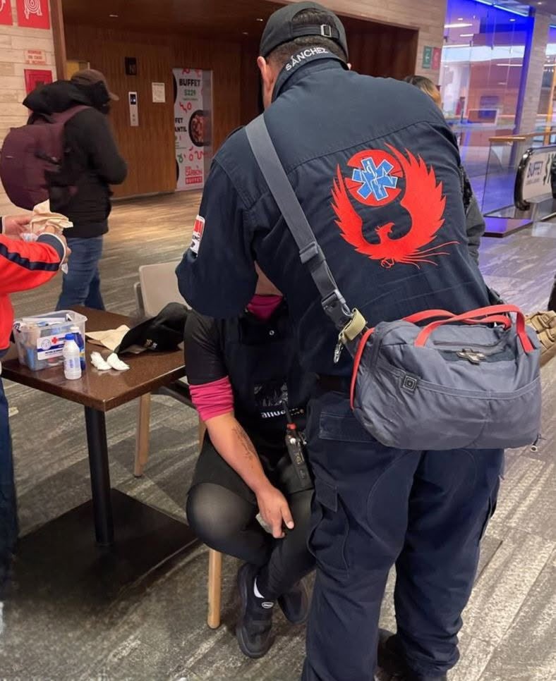 FerCruzReporter's tweet photo. ‼️MUJER HERIDA TRAS SISMO EN #TLALNEPANTLA #EDOMEX‼️

Elementos del grupo #Fenix de @Gob_Tlalne atendieron a una mujer que resultó herida, luego de que cristales de una cafetería le cayeran en la cabeza en plaza #Sentura 

También se registró una fuga de gas en los reyes ixtacala https://t.co/BmQAORtIdZ