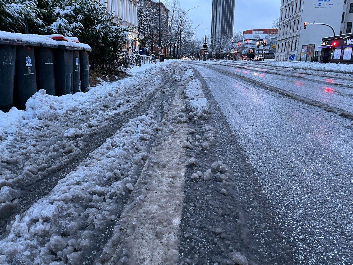 Alle Jahre wieder beeindruckend, wie die <a href="/SRHnews/">Stadtreinigung HH</a> für schneefreie Straßen sorgt und dabei nicht ein Gramm Salz für Radstreifen verschwendet.