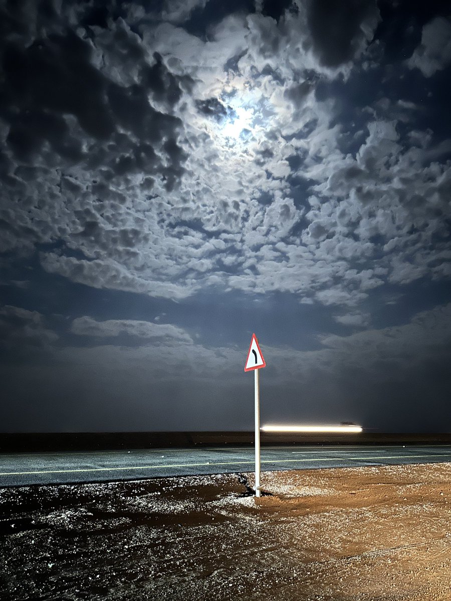 طلي علي مثل القمر يومه يويق من السحاب
احتاج ابدد ظلمت .. الليل العتيم بطلتك :)