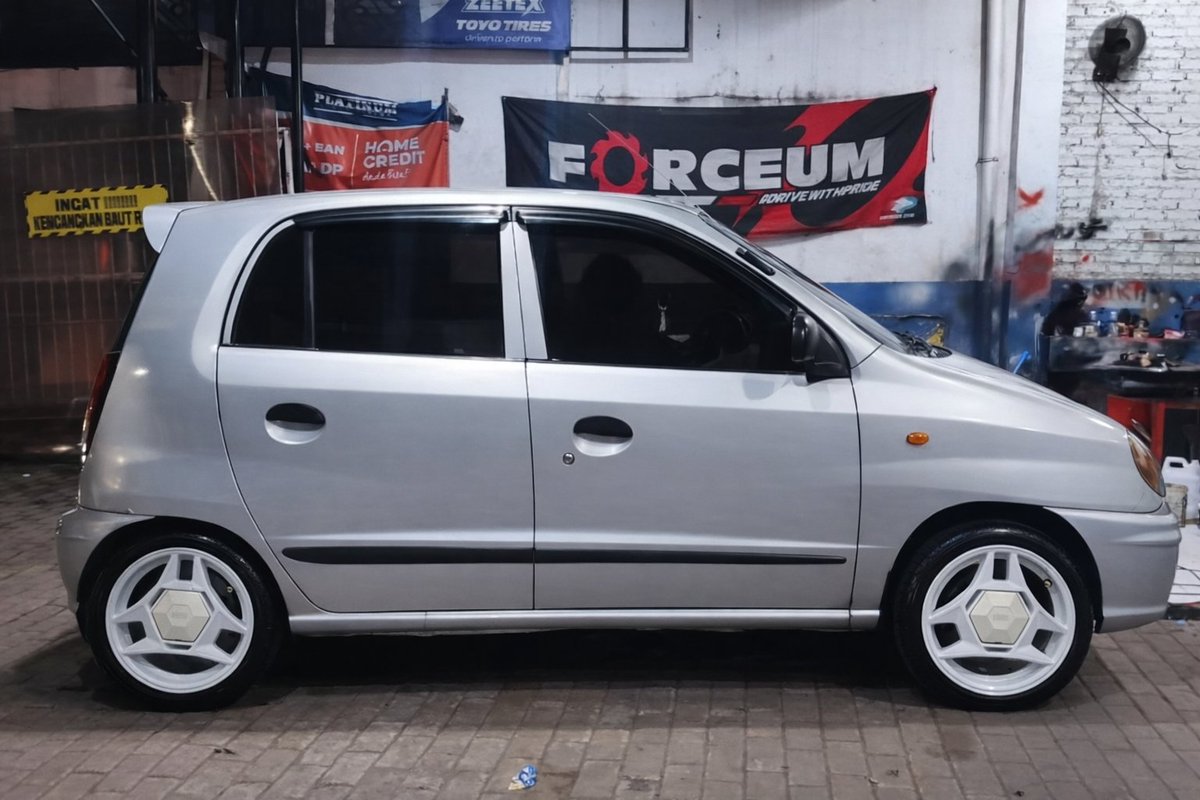 daahbuse's tweet photo. Hei @grok mana yang lebih keren dari kedua mobil ini? https://t.co/h1f9ABnI3D