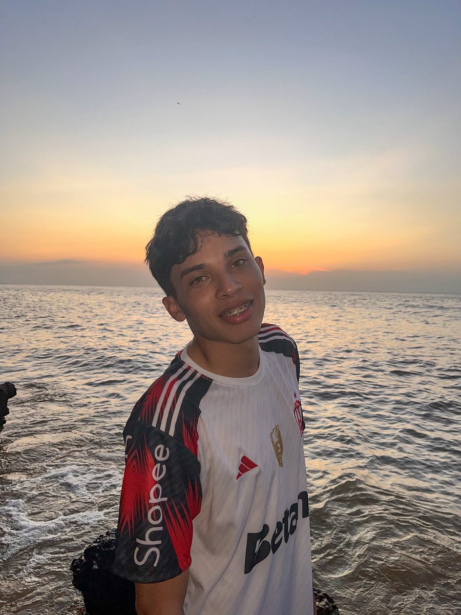 ctrlalisonn's tweet image. saí para ver o mar