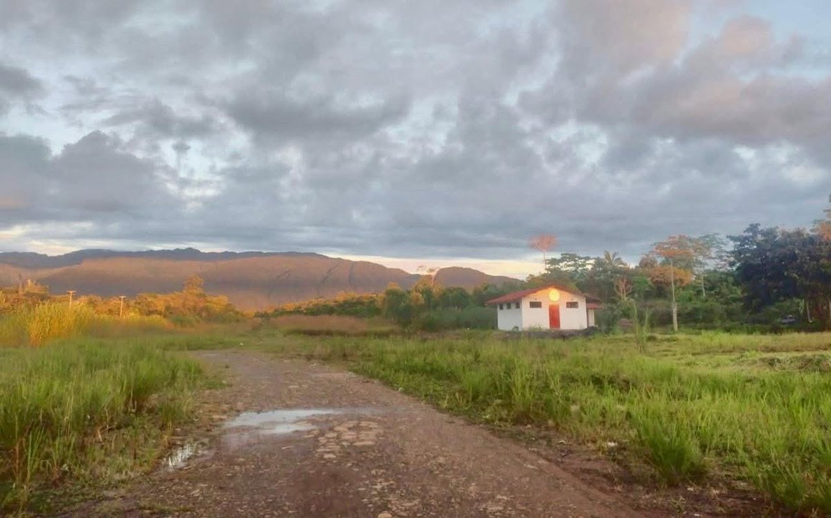 EcMissions's tweet image. This stunning photo is our beautiful church in Makuma, with the gorgeous sun rising over the horizon and the majestic mountains standing so proudly in the distance. All are God's creation, and I clearly see His hand in all of it. WOW is all I can say!  Glory to God!!