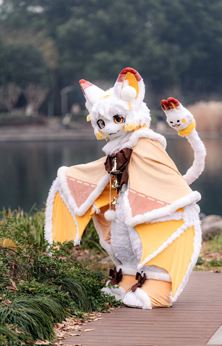 Happy new year!

#FursuitFriday #fursuit #SymphonTail