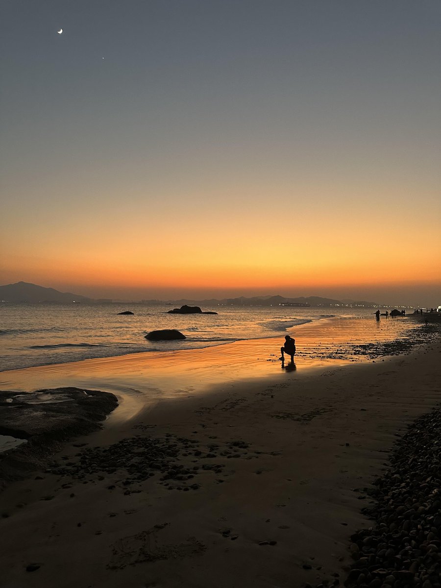 MichaeHT's tweet image. 私は夕日の愛好家でもあり、特にビーチで夕日を眺めるのが好きです。