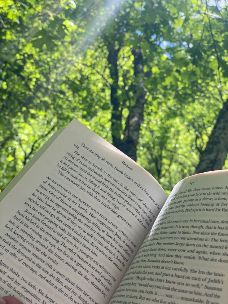 linessjackson's tweet image. ೀ lidos de 2026 ❁ཻུ  

          ➙ a thread ↷

“Ler é beber e comer. O espírito que não lê emagrece como o corpo que não come.”     — Victor Hugo