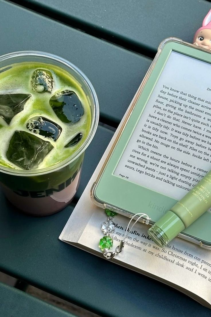 linessjackson's tweet image. ೀ lidos de 2026 ❁ཻུ  

          ➙ a thread ↷

“Ler é beber e comer. O espírito que não lê emagrece como o corpo que não come.”     — Victor Hugo