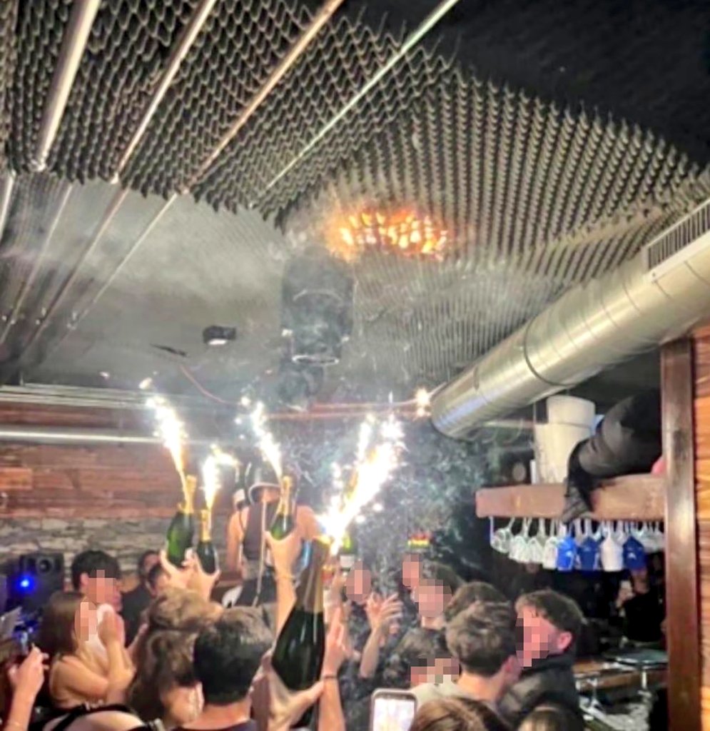 🚨  when champagne sparklers ignited ceiling materials at a packed New Year’s Eve bar in Crans-Montana, 🇨🇭Switzerland, At least 40 people were killed and 119 injured, triggering rapid flashover as prosecutors opened a criminal investigation. cnn.it/3NrOrCY