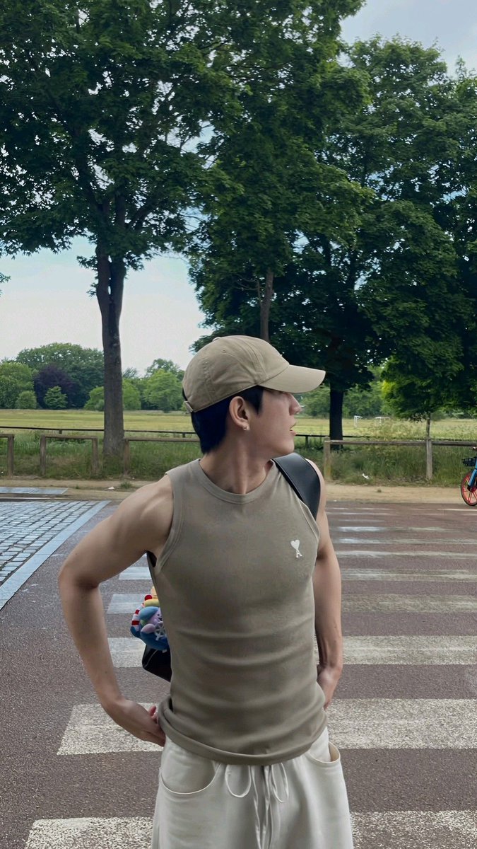 whysocerealls's tweet image. ซี ทวินันท์มุมข้างกับ tank top ให้เลยอะแห่งปี