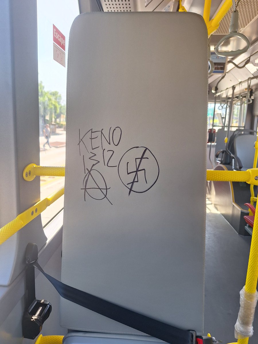 Bus eléctrico casi nuevecito por Avda Grecia y no faltan los pelotas que los vandalizan. Con los buses no cabritos.