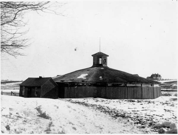 La popularité des sports de glace comme le hockey et le patinage au N.-B. a mené à la construction d’arénas.  Ils étaient souvent de forme ronde, contrairement aux arénas rectangulaires d’aujourd’hui.  PHOTO : Aréna de Sackville, 1892 CRÉDIT : Archives provinciales du N.-B.
