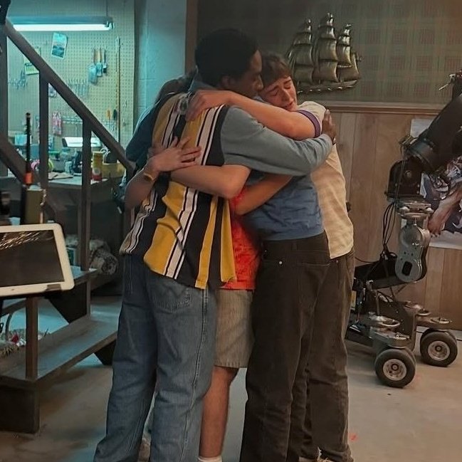 sadsvie's tweet image. essas duas cenas tem pesos tão diferentes, mas, ao mesmo tempo tão iguais