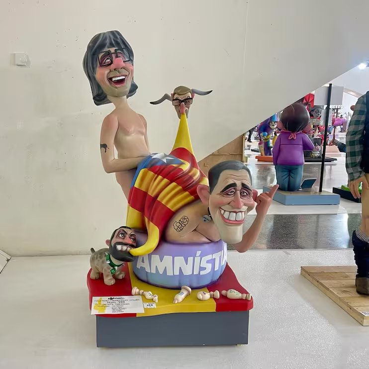 perealvaro's tweet photo. Aquest ninot, en canvi, va ser premiat. Per a que estudieu on estan els límits de l'humor i la sàtira. https://t.co/LupZzUtXXT