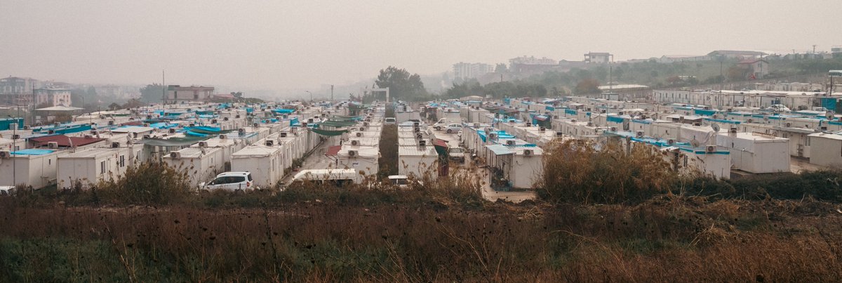 Hatay'da günlerdir devam eden elektrik kesintileri başta ısınma ve aydınlatma olmak üzere birçok başka sorunu da beraberinde getiriyor:

📌 Sağlık hizmetlerinde aksama
Ev tipi tıbbi cihazlar (oksijen cihazı, nebülizatör vb.) çalışamaz; küçük sağlık merkezleri ve sahra birimleri