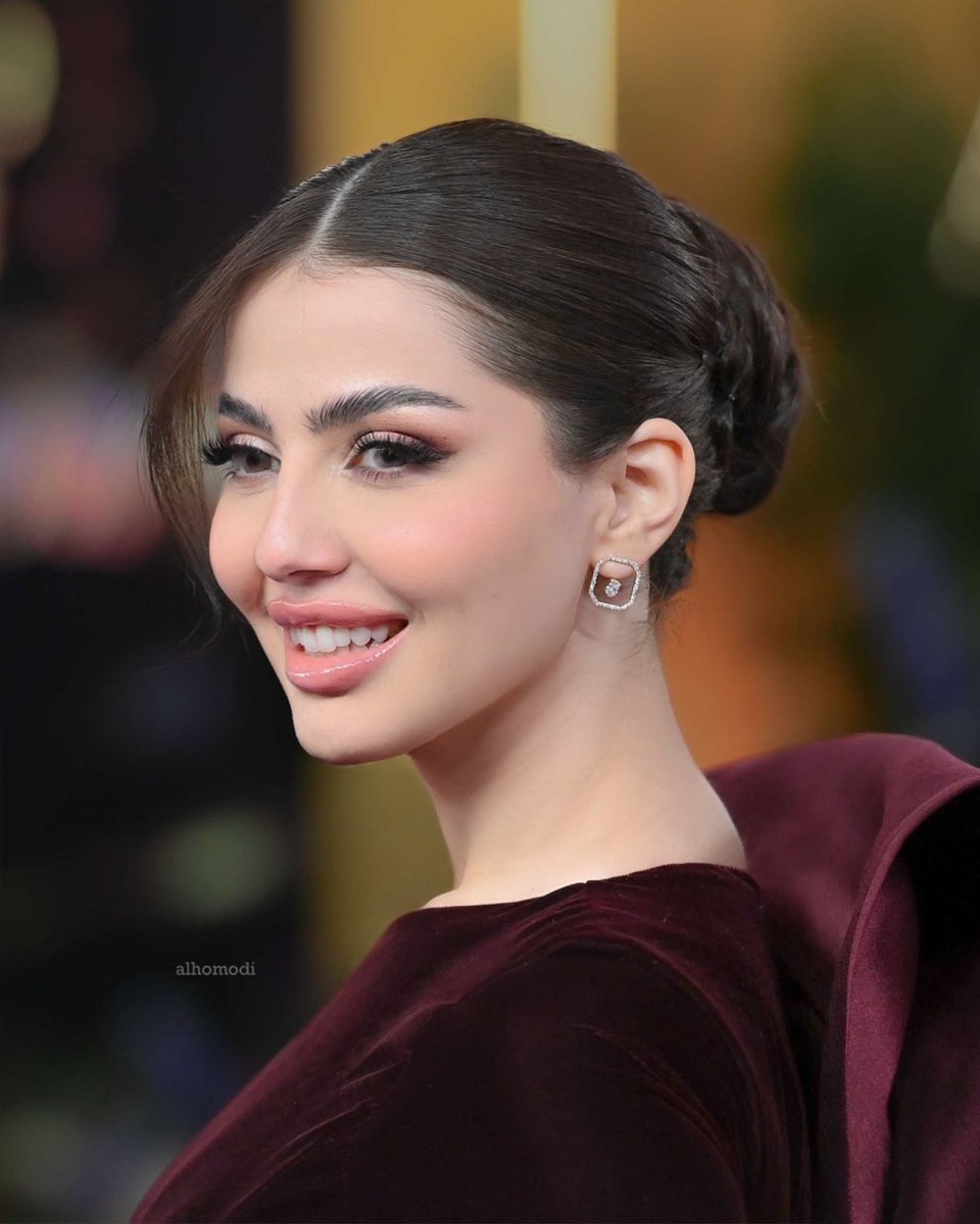 نيرمين محسن:

"أمي سعودية من الشرقية، وأبوي سعودي زهراني،
بس أحس إنه عندي عِرق سوري"