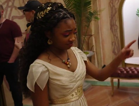 diangelolgirl's tweet image. todo mundo achando o walker lindo na ilha da circe parecendo um mini deus grego

a Leah: maluco ta de saia