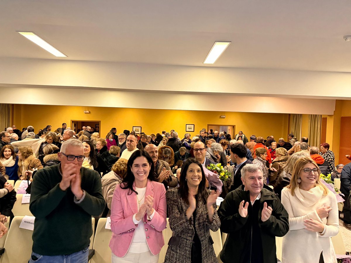 acorunapp's tweet photo. Empezamos o ano como mellor sabemos: xuntos. Pincho cos afiliados do PP de Ribeira, compartindo a ilusión e forza para seguir construíndo o futuro que merece Ribeira. 💙 https://t.co/1xjfZozycc