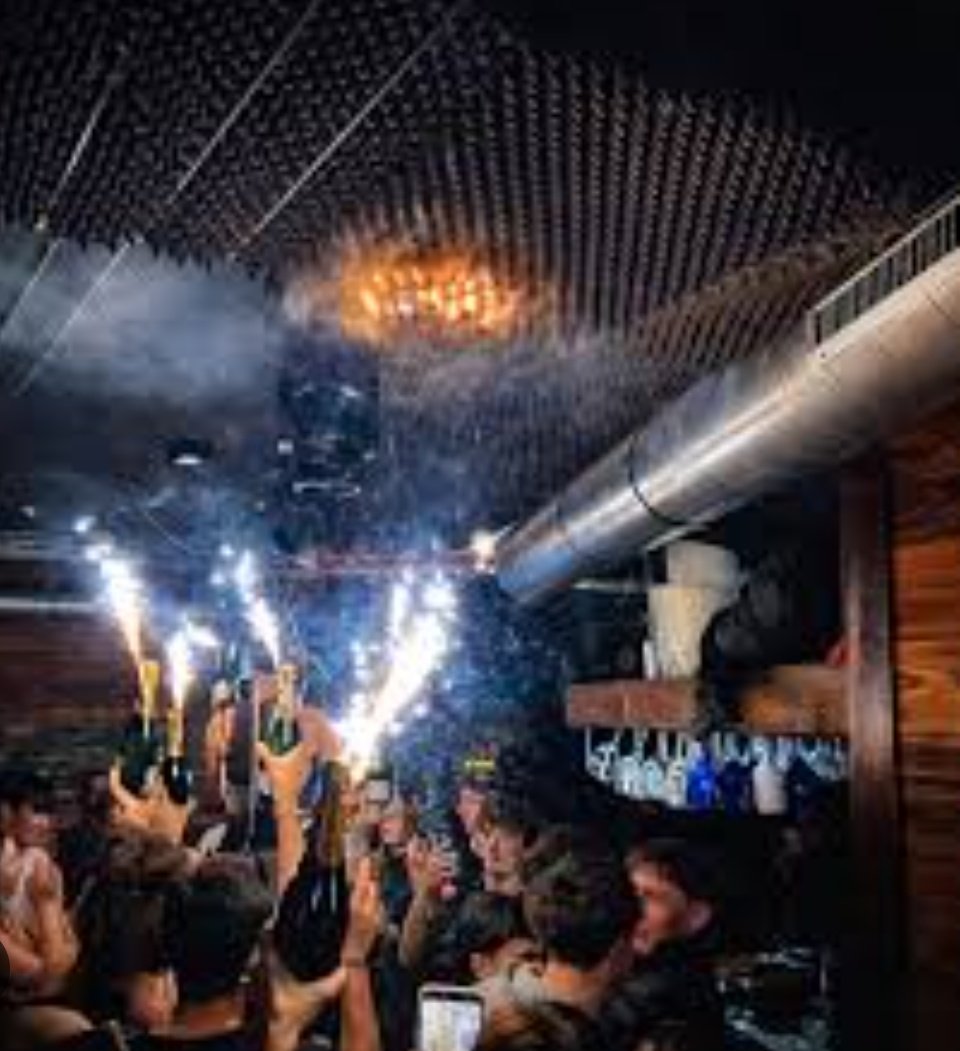 mexicotimes's tweet image. #Now 
New images have emerged from the #fire ignition at a #CransMontana club in #Switzerland on #newyear.
Young, new generation, revelers seem to fail to use common sense to avoid sparklers or evacuate. There were at least 40 dead.