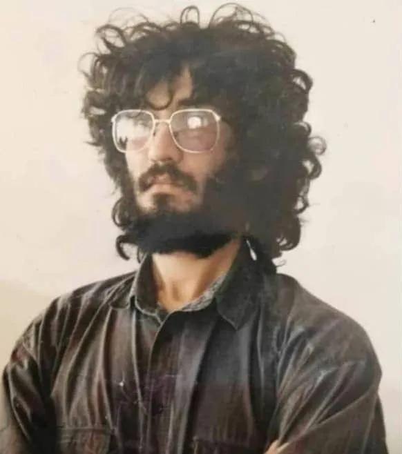 janbazanesabz's tweet photo. 🔴ایشون قاتل فراری نیست
کارتن‌خواب‌های پل آزادگانم نیست
دیوانه زنجیری هم نیست

ایشون علی لاریجانی است که در سال ۵۶ با همین شکل و قیافه و جیب خالی از عراق به ایران آمد
و هم اکنون بالغ بر  ۲۸هزار میلیارد تومن ثروت و سرمایه و املاک دارد‼️

⁧ ⁩ https://t.co/7C8yFRbux9