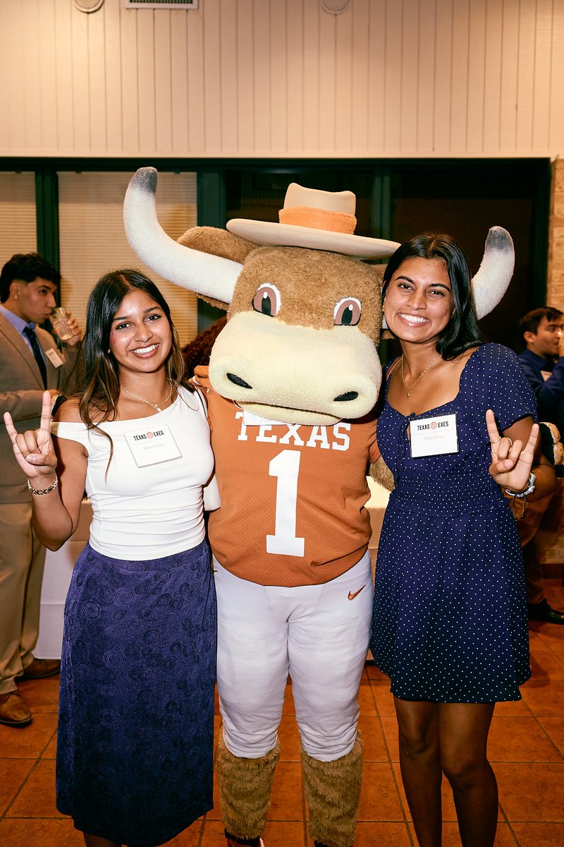 TexasExes's tweet photo. Our scholarship applications for the fall semester are open! Incoming freshmen and returning students—including grad students—can apply. We are proud to support hundreds of students every year as the premier scholarship administrator. Apply by March 1 → https://t.co/T3u59mY7PD https://t.co/T1w9eMsnUE
