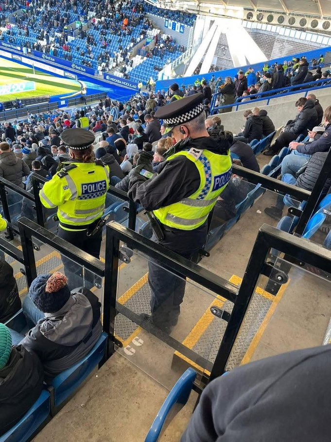 FPLMattW's tweet image. Policeman checking his FPL team! 🫡✅