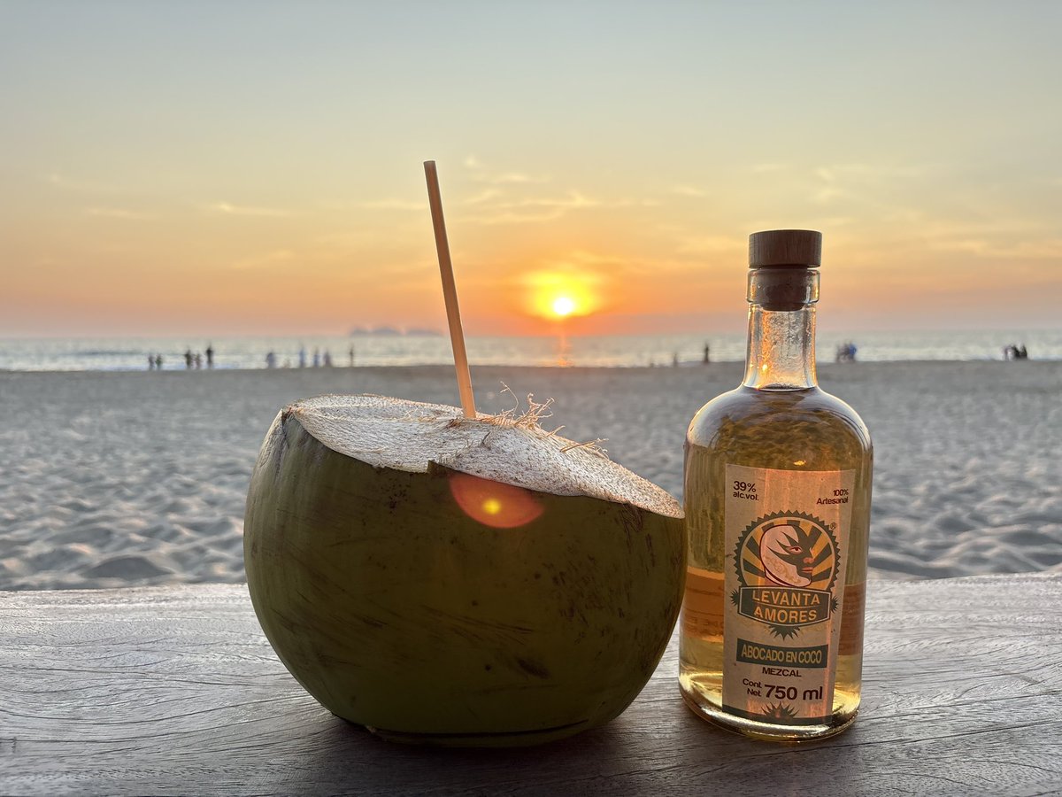 MezcaLevantAmor's tweet photo. Recargando pilas con #mezcal #abocado #coco 🥥#LevantaAmores #zihuatanejo🌴🌴🌴🐚🐠🐟🐙🌅🍻🍻🍴⛵️⛵️⛵️⚓️🚤🚤 https://t.co/BUK0PEn0jW