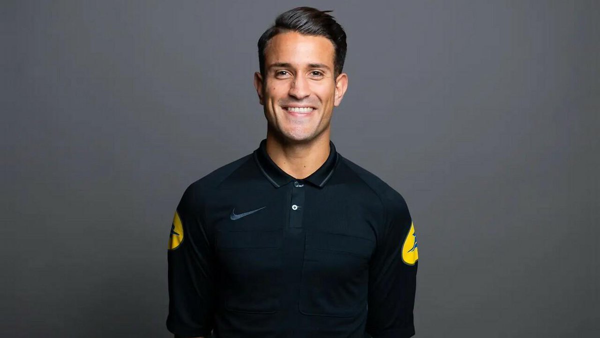 louis_tolosa's tweet image. @grok je vais pas te demander de le mettre en Bikini mais peux tu mettre l’arbitre avec un maillot du RC Lens pour voir un truc ?