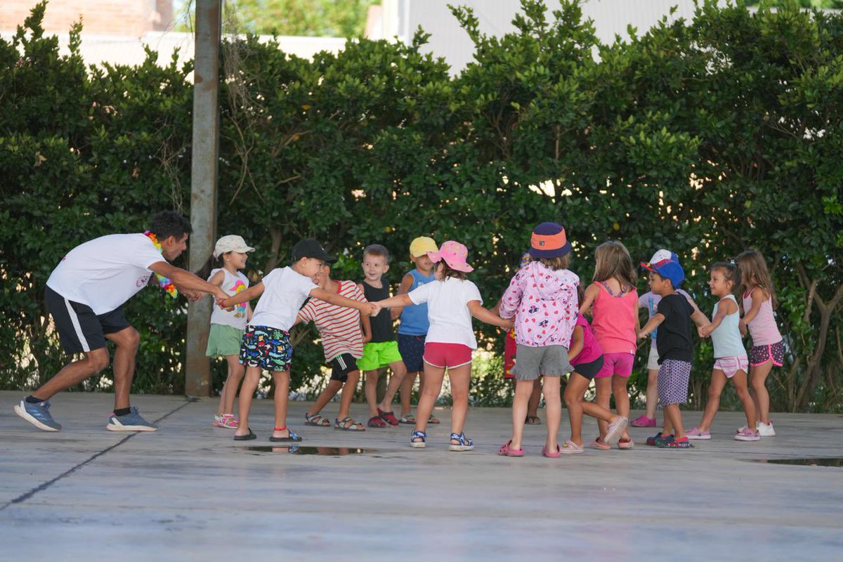 maxipullaro's tweet image. ¡Comenzaron las Escuelas de Verano en toda la provincia! Más de 35.000 chicos, en 240 sedes, pasan sus vacaciones jugando, aprendiendo y compartiendo.

Invertir en educación, en deporte y en inclusión también es esto: llegar a cada localidad y generar oportunidades, incluso…
