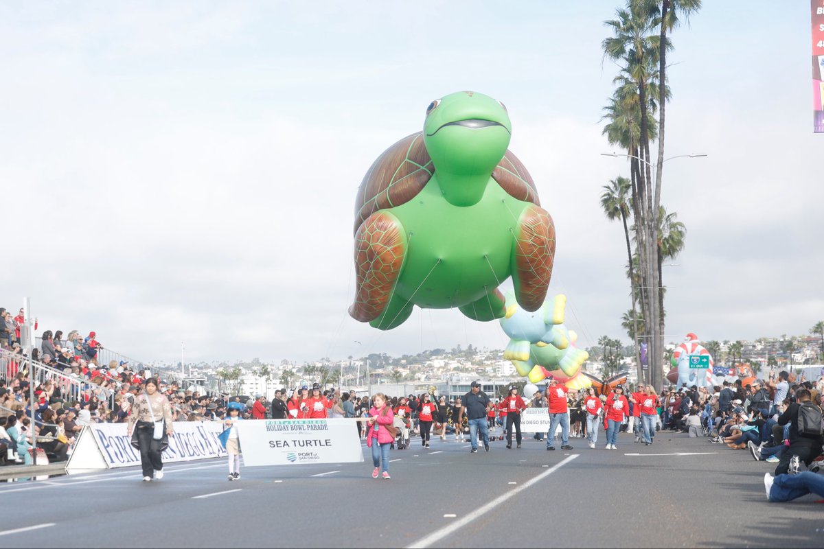 holidaybowl's tweet image. Scenes from this morning’s Port of San Diego Holiday Bowl Parade presented by Kaiser Permanente. 

25 Balloons, 11 bands, 3 floats, and thousands of street-side viewers came together downtown for this iconic #HolidayBowl tradition. 

Huge thanks to our #Partners @portofsandiego