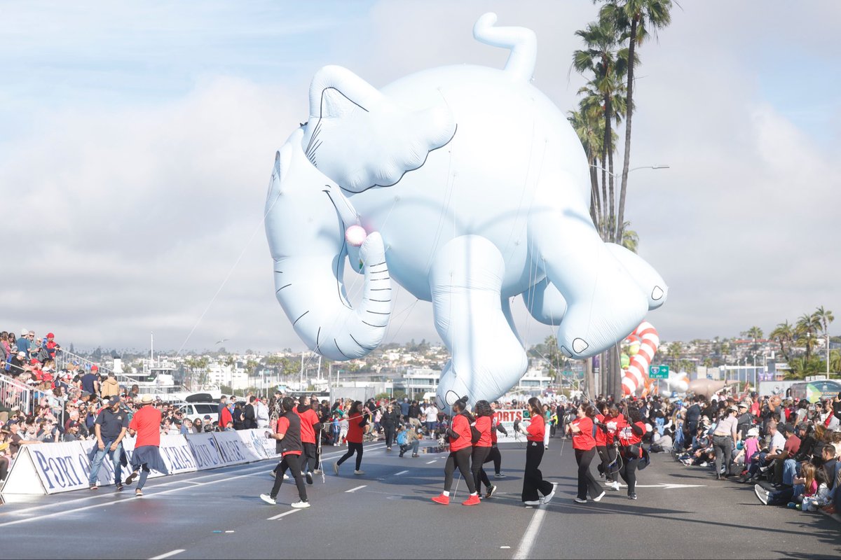 holidaybowl's tweet image. Scenes from this morning’s Port of San Diego Holiday Bowl Parade presented by Kaiser Permanente. 

25 Balloons, 11 bands, 3 floats, and thousands of street-side viewers came together downtown for this iconic #HolidayBowl tradition. 

Huge thanks to our #Partners @portofsandiego
