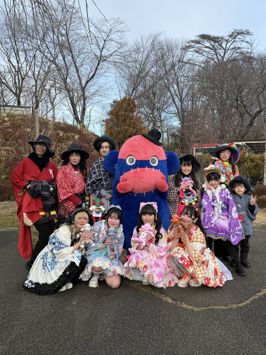 昨日は
レボリスト隊員に出動指令。

向かった先は
八木山ベニーランド。

目的はひとつ。
ゾンビ救出大作戦。

元気が少し落ちている人たちに
笑顔のパワーを届けること。
元気を「与える」じゃない。
感染させにいく。
ステージでは
全力で ゾンビディスコ を披露。
上手いとか下手とか関係ない、↓