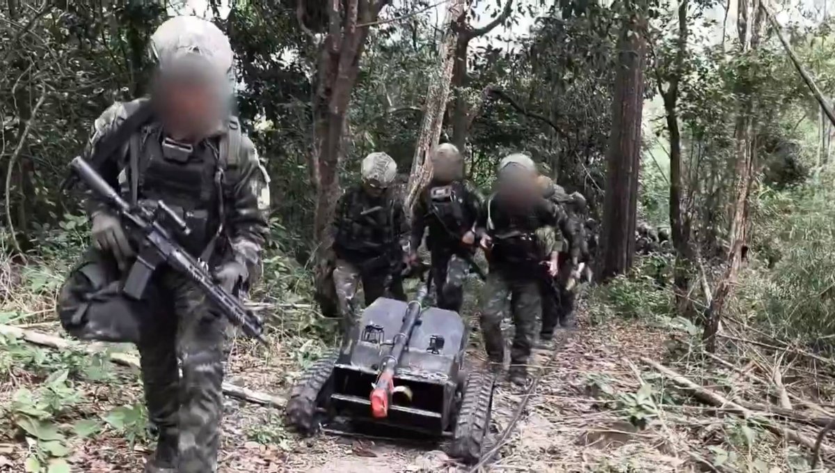 jmscaronte's tweet photo. Video y fotografías de soldados de uno de los regimientos de operaciones especiales del Ejército tailandés, durante los combates por la colina 677 en la zona de conflicto fronterizo con Camboya.
#thailand https://t.co/Ce9pNGvnwr
