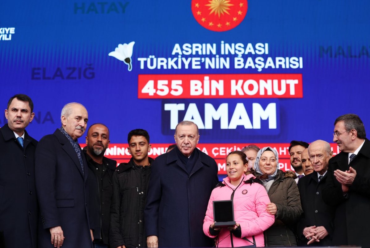 ERDOĞAN NE YAPTI DEMEYE İNSAN UTANIR BE

Barajlar YAP
Tüneller YAP
Köprüler YAP
Metrolar  YAP
Limanlar  YAP
Marmaray YAP
Stadyumlar YAP
Tersaneler  YAP
Hızlı Trenler YAP
Havaalanları YAP
Milli silahlar  YAP
Üniversiteler  YAP
Nükleer santral YAP
Milli Helikopter YAP
Adliye