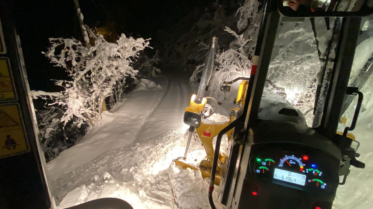 Karla mücadele çalışmalarımıza, özverili gayretiyle hız kesmeden devam eden, mesai mefhumu gözetmeksizin görevini yapan Sürmene  ve Trabzon Büyükşehir Belediyemizin kıymetli personeline şükranlarımı sunuyorum.
Tüm çalışmaları yakından takip ederek koordinasyonu sağlayan başta