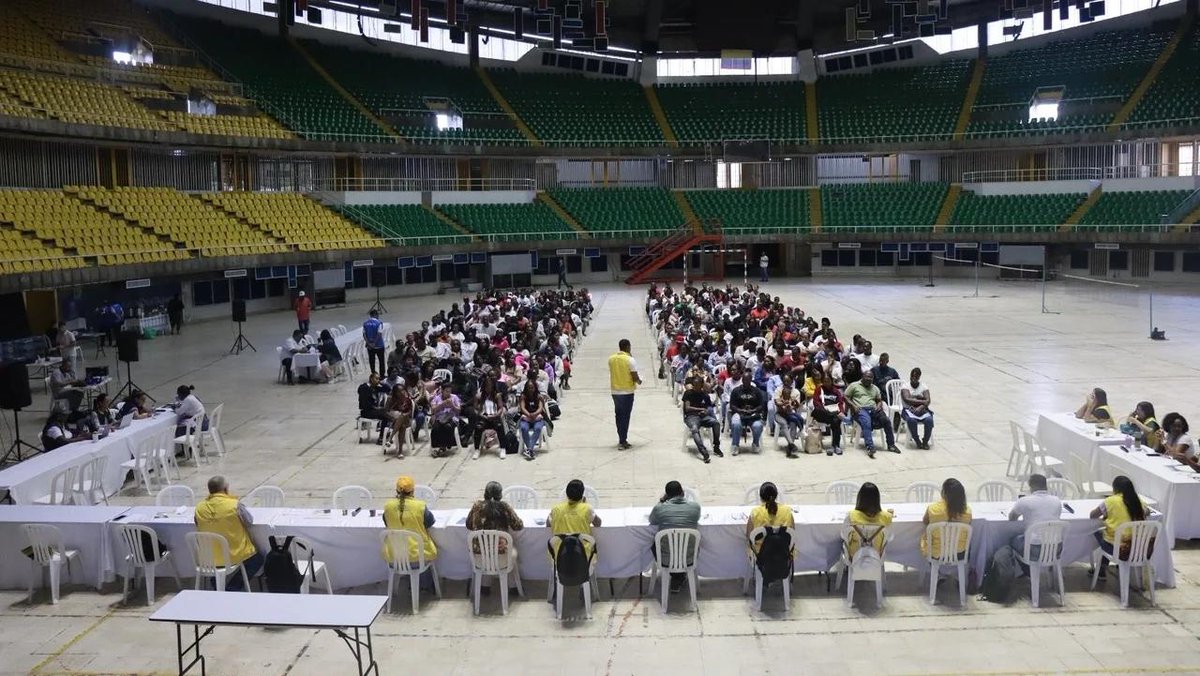 UnidadVictimas's tweet photo. 1.800 sobrevivientes del conflicto armado en #Cali recibieron sus cartas de indemnización. La @UnidadVictimas lideró una jornada con una inversión superior a $19.000 millones para impulsar sus proyectos de vida.
👉 Lee más. https://t.co/V1XoixhbY5 https://t.co/jMss3CxnG3