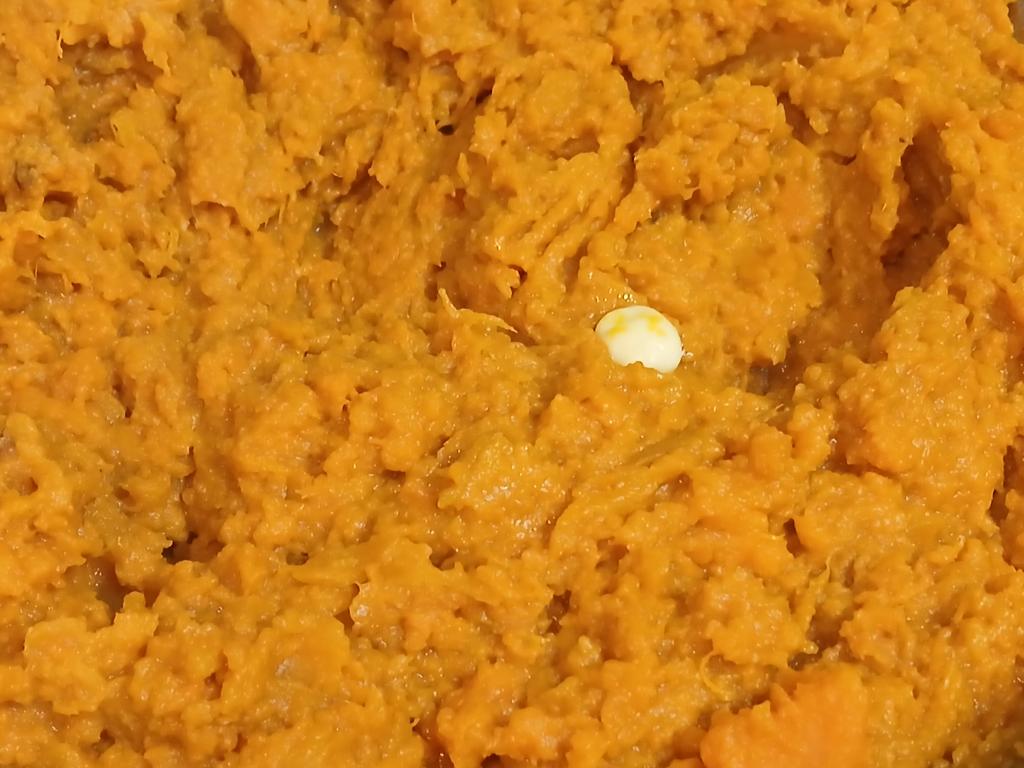 I made New Years Eve dinner for the coolest group home in a nearby town... Shepard's Pie made w/ organic mashed sweet potatoes, grass fed butter, grass fed/finished ground beef... organic peas/carrots/corn... organic tumeric/black pepper/Italian seasoning/paprika/garlic powder...