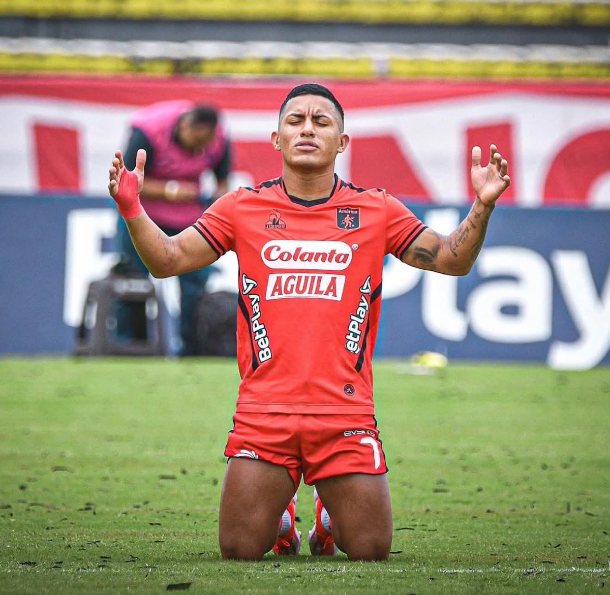 🚨 Junior y América de Cali estarían negociando para que el extremo Cristian Barrios, llegue a Junior.