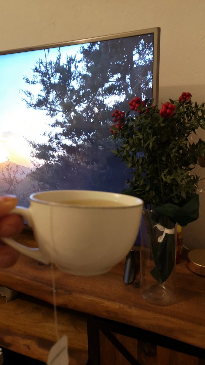 Kendine, sadece kendin lazımsın.
Diyoruz ve kış çayımızı şifa niyetine içiyoruz  afiyetle 🍂🍂