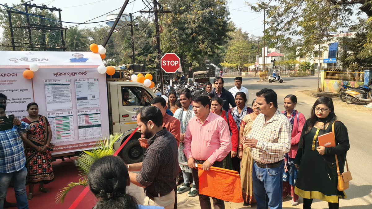CollectorBgr's tweet photo. ଜିଲ୍ଲାର କୃଷକମାନଙ୍କୁ ଆଧୁନିକ କୃଷି ପ୍ରଯୁକ୍ତି ବିଦ୍ୟା ତଥା ନବୀନ ଚାଷ ପଦ୍ଧତି ଓ ସେମାନଙ୍କ ପାଇଁ ଉଦ୍ଦିଷ୍ଟ ସରକାରୀ ଯୋଜନା ସମ୍ପର୍କରେ ସଚେତନ କରାଇବା ଉଦ୍ଦେଶ୍ୟରେ ଏକ କୃଷି ରଥ କୁ ଜିଲ୍ଲାପାଳ, ବଲାଙ୍ଗିର ସବୁଜ ପତାକା ଦେଖାଇଥିଲେ । ଏହି ରଥ ଜିଲ୍ଲାର ବିଭିନ୍ନ ଅଞ୍ଚଳକୁ ପରିଦର୍ଶନ କରି କୃଷକମାନଙ୍କୁ ସଚେତନ କରିବ। https://t.co/vKaqumca7f