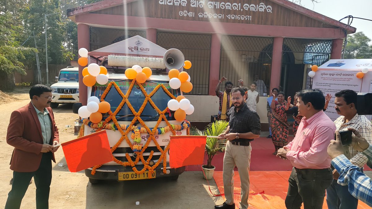 CollectorBgr's tweet photo. ଜିଲ୍ଲାର କୃଷକମାନଙ୍କୁ ଆଧୁନିକ କୃଷି ପ୍ରଯୁକ୍ତି ବିଦ୍ୟା ତଥା ନବୀନ ଚାଷ ପଦ୍ଧତି ଓ ସେମାନଙ୍କ ପାଇଁ ଉଦ୍ଦିଷ୍ଟ ସରକାରୀ ଯୋଜନା ସମ୍ପର୍କରେ ସଚେତନ କରାଇବା ଉଦ୍ଦେଶ୍ୟରେ ଏକ କୃଷି ରଥ କୁ ଜିଲ୍ଲାପାଳ, ବଲାଙ୍ଗିର ସବୁଜ ପତାକା ଦେଖାଇଥିଲେ । ଏହି ରଥ ଜିଲ୍ଲାର ବିଭିନ୍ନ ଅଞ୍ଚଳକୁ ପରିଦର୍ଶନ କରି କୃଷକମାନଙ୍କୁ ସଚେତନ କରିବ। https://t.co/vKaqumca7f