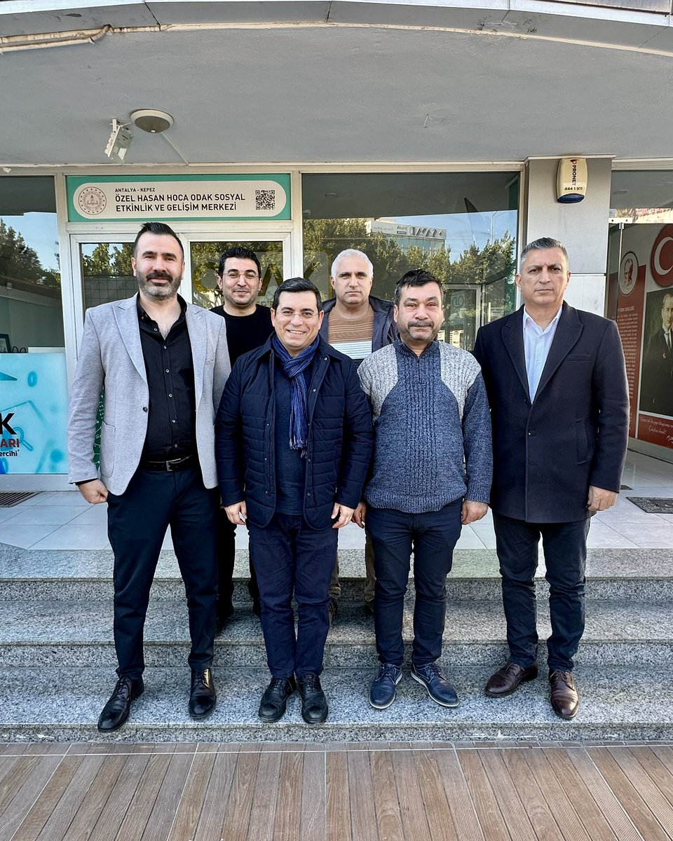 HTutuncu's tweet photo. Bugün okullarda geleceğe yön veren eğitimcilerimizi, öğrencilerimizi ve aile birliklerimizi dinledim. Esnafımızın kapılarında umudu selamladım. Hayatın tam içinde, geleceğe dair heyecanları paylaşmak; insana da, şehre de, yarınlara da iyi geliyor. https://t.co/unIv5lXHnA