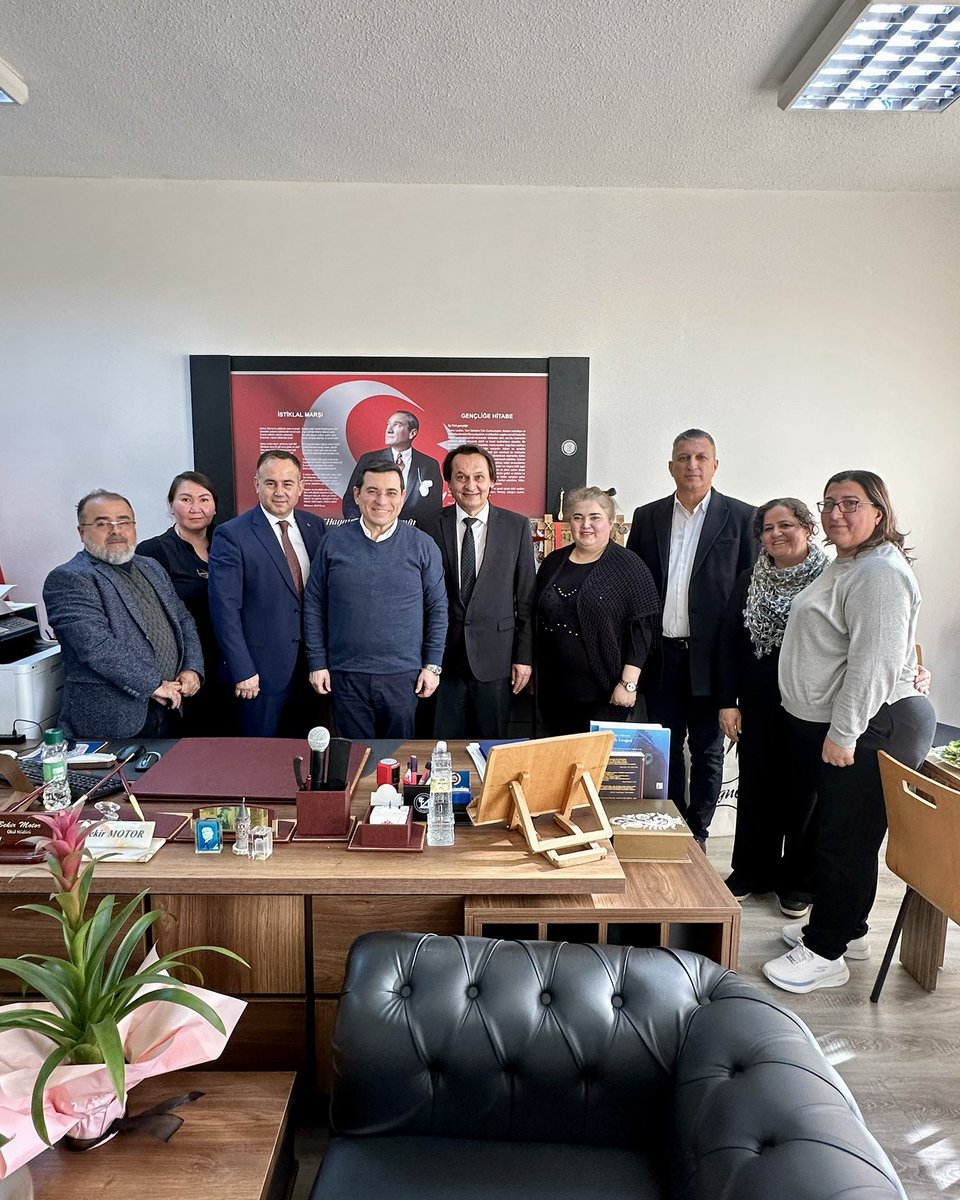 Bugün okullarda geleceğe yön veren eğitimcilerimizi, öğrencilerimizi ve aile birliklerimizi dinledim. Esnafımızın kapılarında umudu selamladım. Hayatın tam içinde, geleceğe dair heyecanları paylaşmak; insana da, şehre de, yarınlara da iyi geliyor.